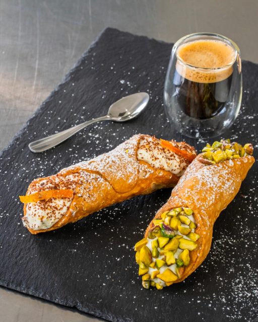 La coque qui craque, la ricotta qui déborde juste ce qu’il faut, le geste précis du dernier zeste de citron. Ce contraste entre croustillant et fondant, c’est tout le travail derrière un cannoli sicilien. 

Photographies culinaires capturées dans le détail avec @marcelaacquarone pour @galbaniprofessionale. 

📍 Rennes, Bretagne

#photographieculinaire #foodphotography #photographeprofessionnel #contentcreatorfood rennesphotographe