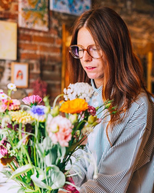Chez @ledetail.nantes, Margot choisit chaque fleur avec soin. 🌸

Son travail d’artisan fleuriste se voit dans les détails, se ressent dans la patience de ses mains et s’apprécie dans la passion qu’elle met dans ses bouquets ! 💐 

Des mains qui assemblent sans se presser, un œil qui sait où poser la couleur et une odeur qui reste après chaque visite. 

💐 À visiter sans modération ➡️ @ledetail.nantes 

 #FleuristeNantes #ArtisanFleuriste #SavoirFaire #PhotographeRennes #ArtisanDImages