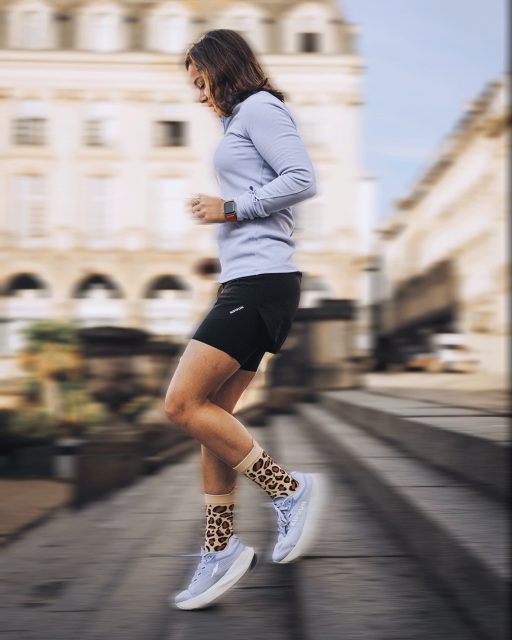 Le confort se voit quand on bouge. 🏃

Pour @pentedouce, j’ai photographié leur nouvelle paire dans son élément : en mouvement, en effort, au rythme du sportif.  Une vraie sortie, des vrais appuis, une matière qui s’adapte et protège l’effort. 
Confort, maintien, technicité : tout se joue dans le détail. 
Alors j’ai cherché à capturer ces détails qui font la différence : la maille qui épouse le pied, la couleur qui ressort dans l’action, le geste précis du sportif 🐆

Merci Paul et Maurane pour l’opportunité ⚡️

#PenteDouce #ChaussettesDeSport #PhotographeProduit #PhotographeRennes #ArtisanDImages