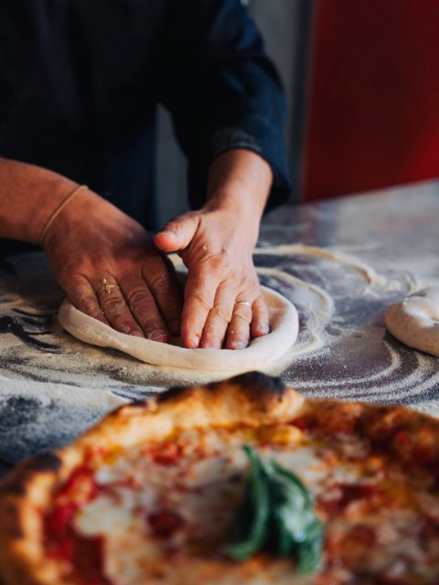Les gestes du quotidien qu’il répète jour après jour, avec la même passion pour son métier, ses produits et ses clients ! Quand on franchit la porte de son établissement, on plonge au cœur de l’Italie 🇮🇹 

Les dernières productions réalisées avec le talentueux Ciro Panella @pizzeria_alfornello 🍕

#photoculinaire #foodcontent #photographeprofessionnel #photographerestaurant